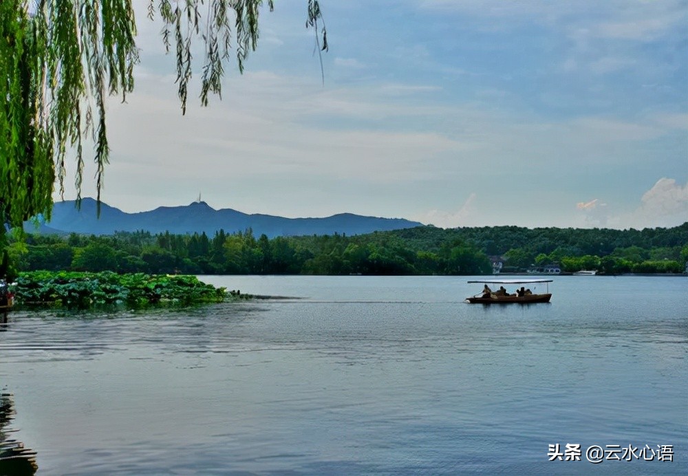 两首泛舟湖面的五律，笔法细腻，悠然快乐，令人仿佛身处幻境