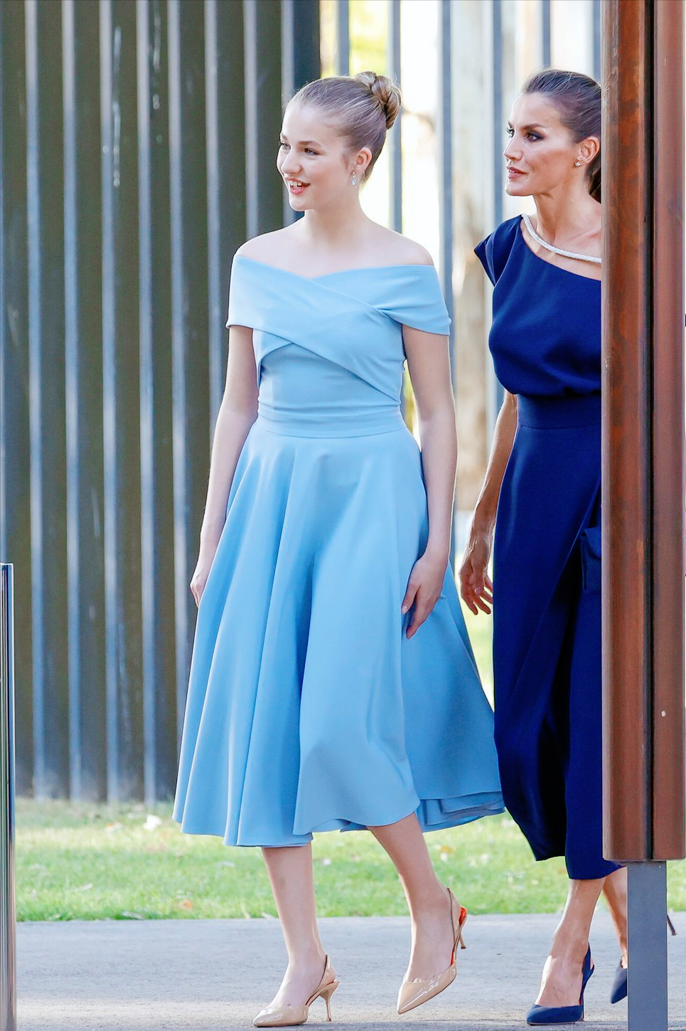 莱昂诺尔公主穿搭颠覆了！荧光粉阔腿裤参加活动，一般人驾驭不了