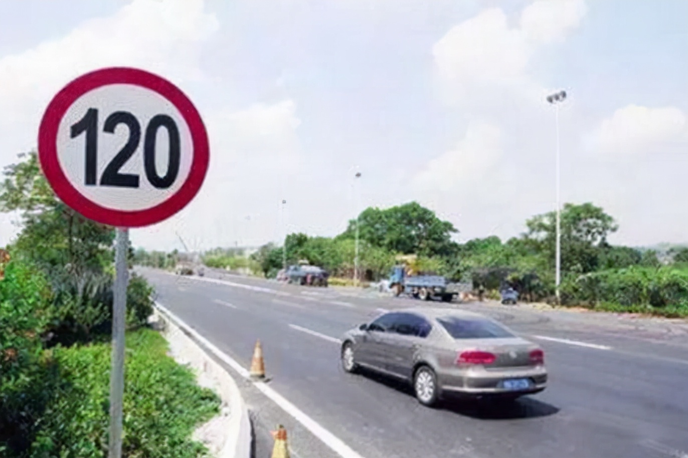 限速120的路上開80，算違章嗎？交警總算說清楚了