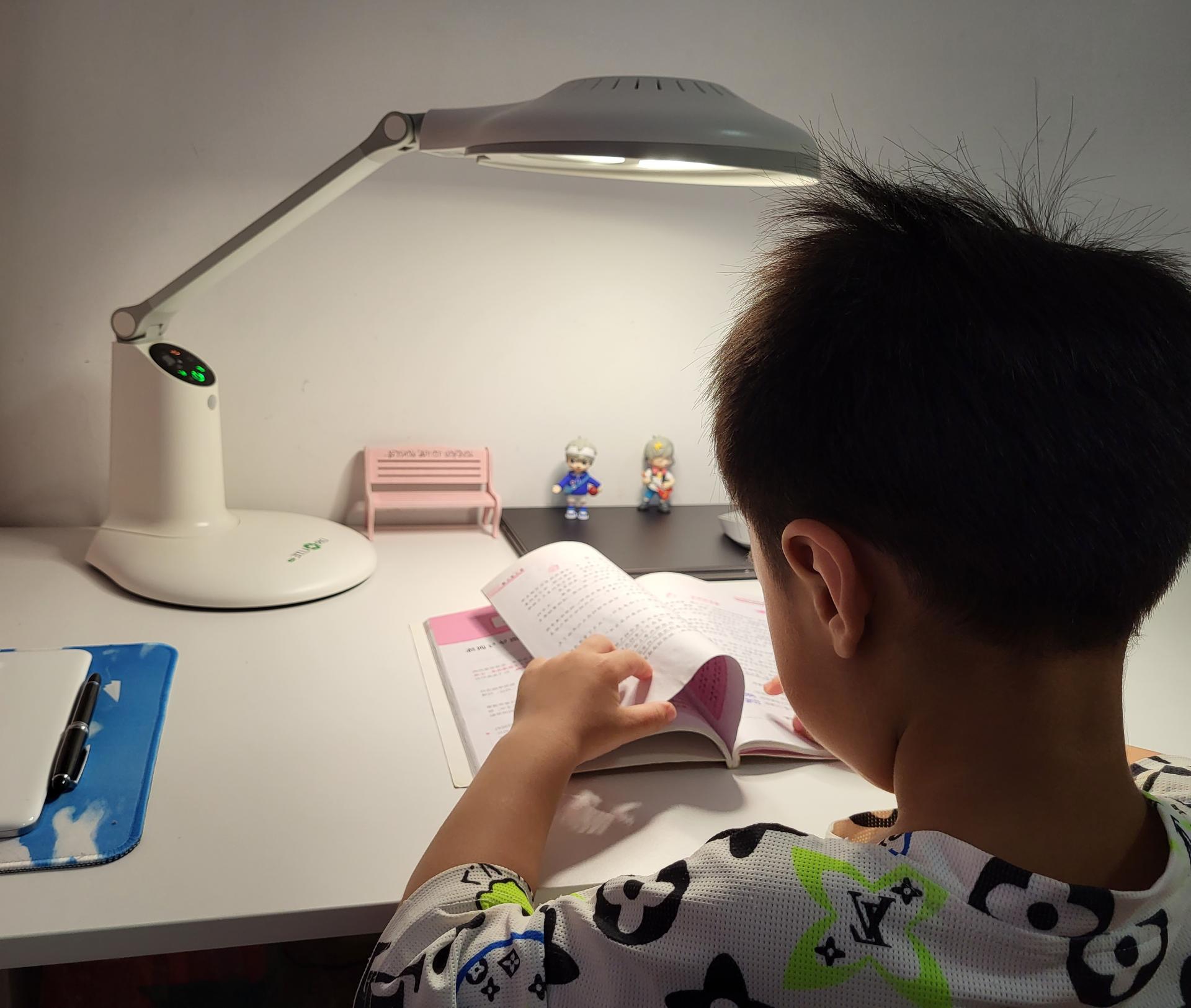 今天，我花了5000块，给儿子打造了一个专业级护眼环境