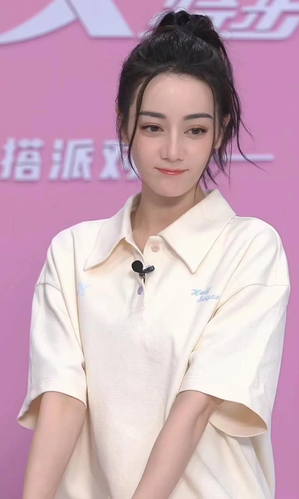 迪丽热巴polo衫穿搭，运动风满满的青春气息，谁能不爱