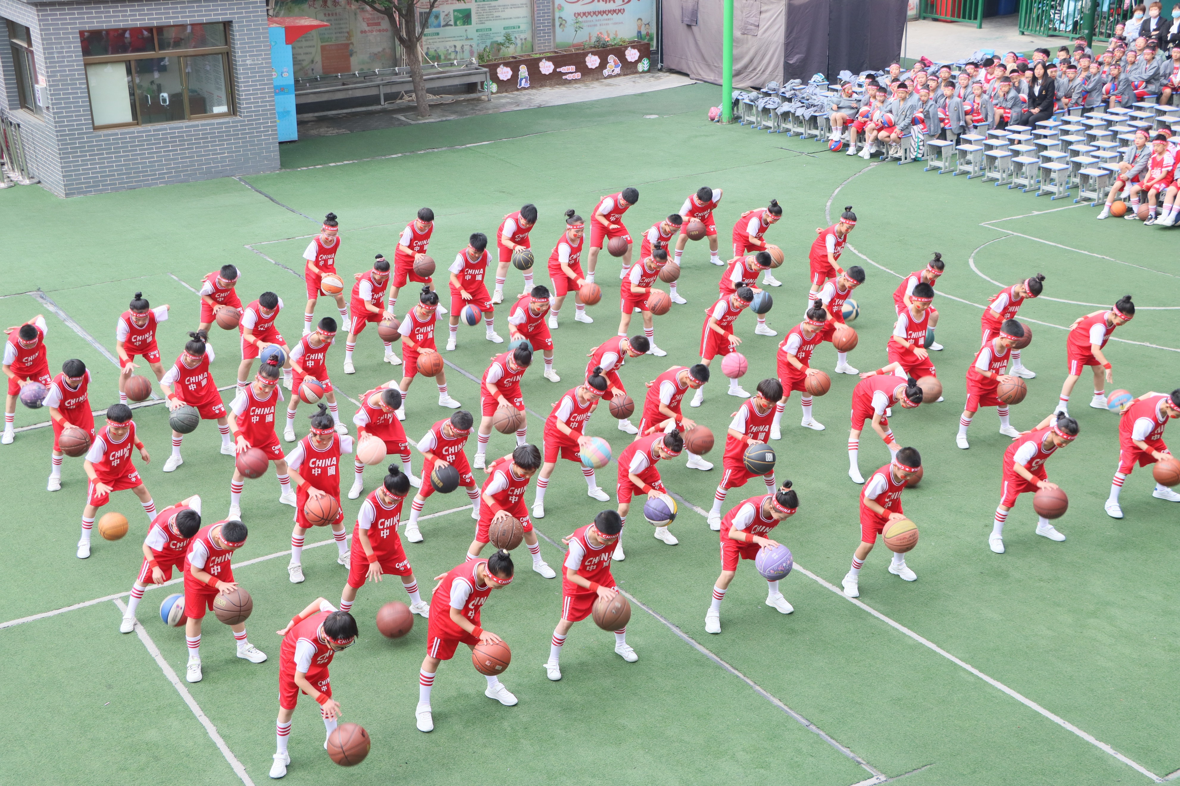 临渭区小寨小学举行队列队形暨花样篮球操比赛