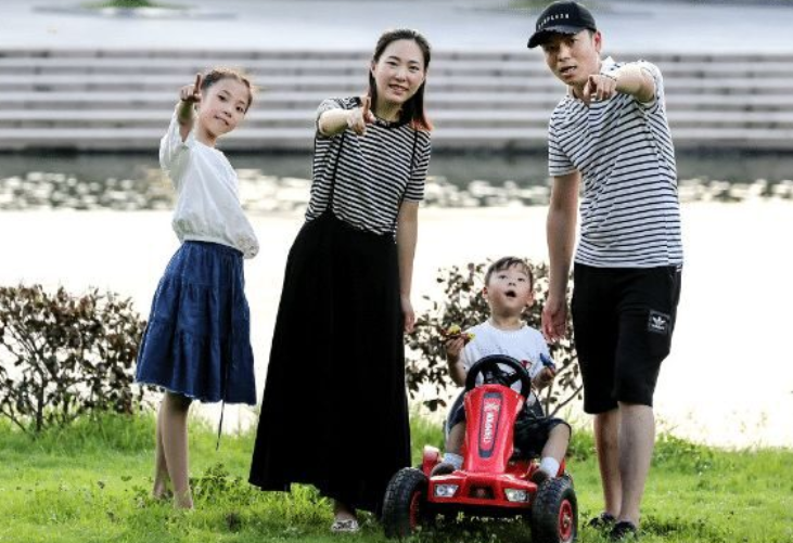 “生二胎”和“不生二胎”的家庭，20年后，各方面的差距不止一点