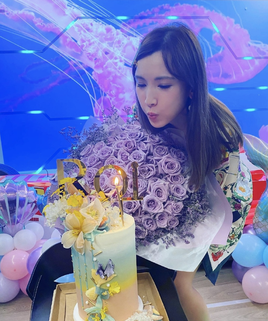 陈若仪晒庆生照，和林志颖高调秀幸福，与闺蜜李靓蕾离婚反差大