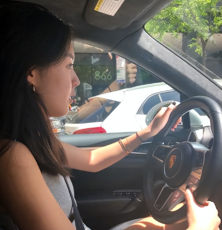 李咏女儿法图麦晒美照，母亲哈文忙转发，最丑星二代成功逆袭