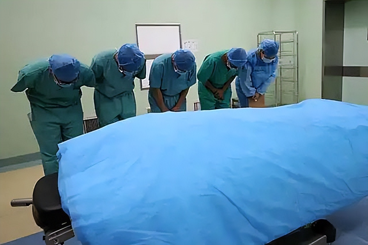 24岁学霸离世捐献5器官，丧子后第10天，父亲回老家工地搬砖