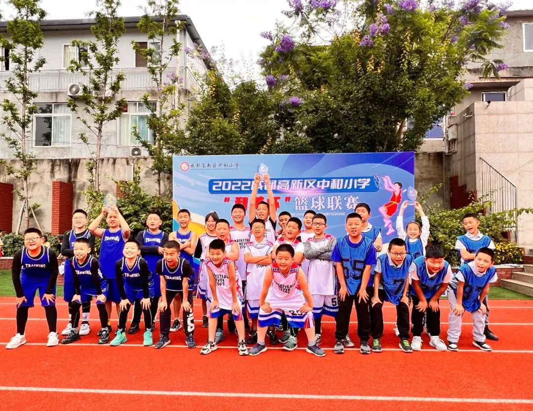 成都高新区中和小学举行以“有爱无碍 共享美好”为主题的升旗仪式