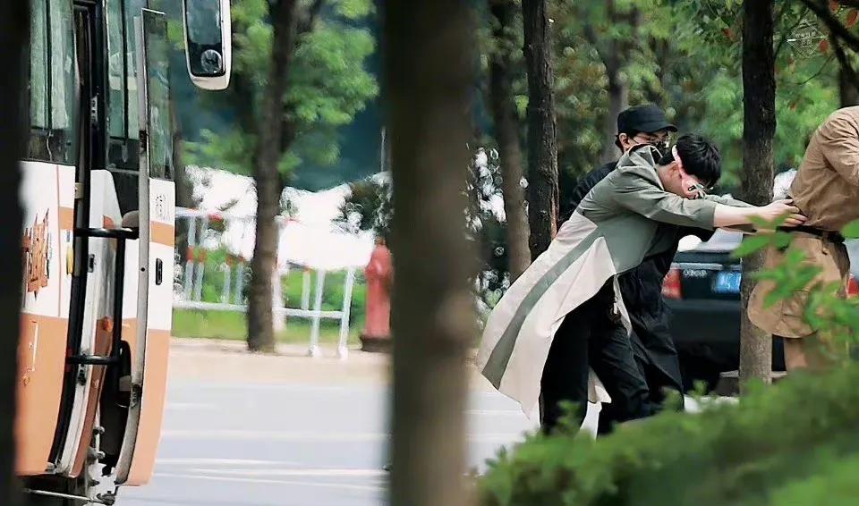 许凯录密逃下车风衣被门夹住，录完风衣也不穿了，许凯憨憨认证