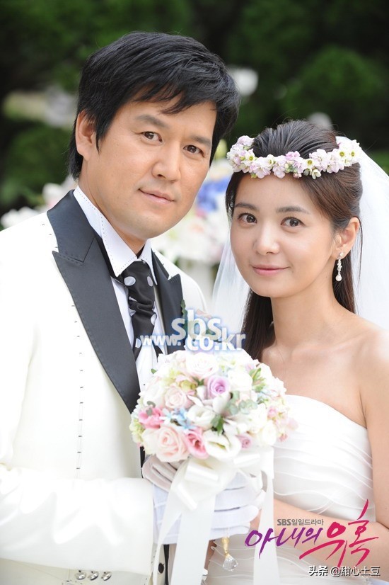 看过张瑞希主演的《妻子的诱惑》，就知道了很多家庭贫困的原因