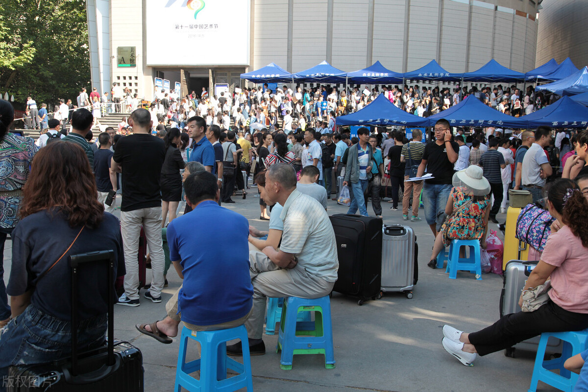 八大美院每年招生超万人，主要有哪三个专业大类，各录取多少人？