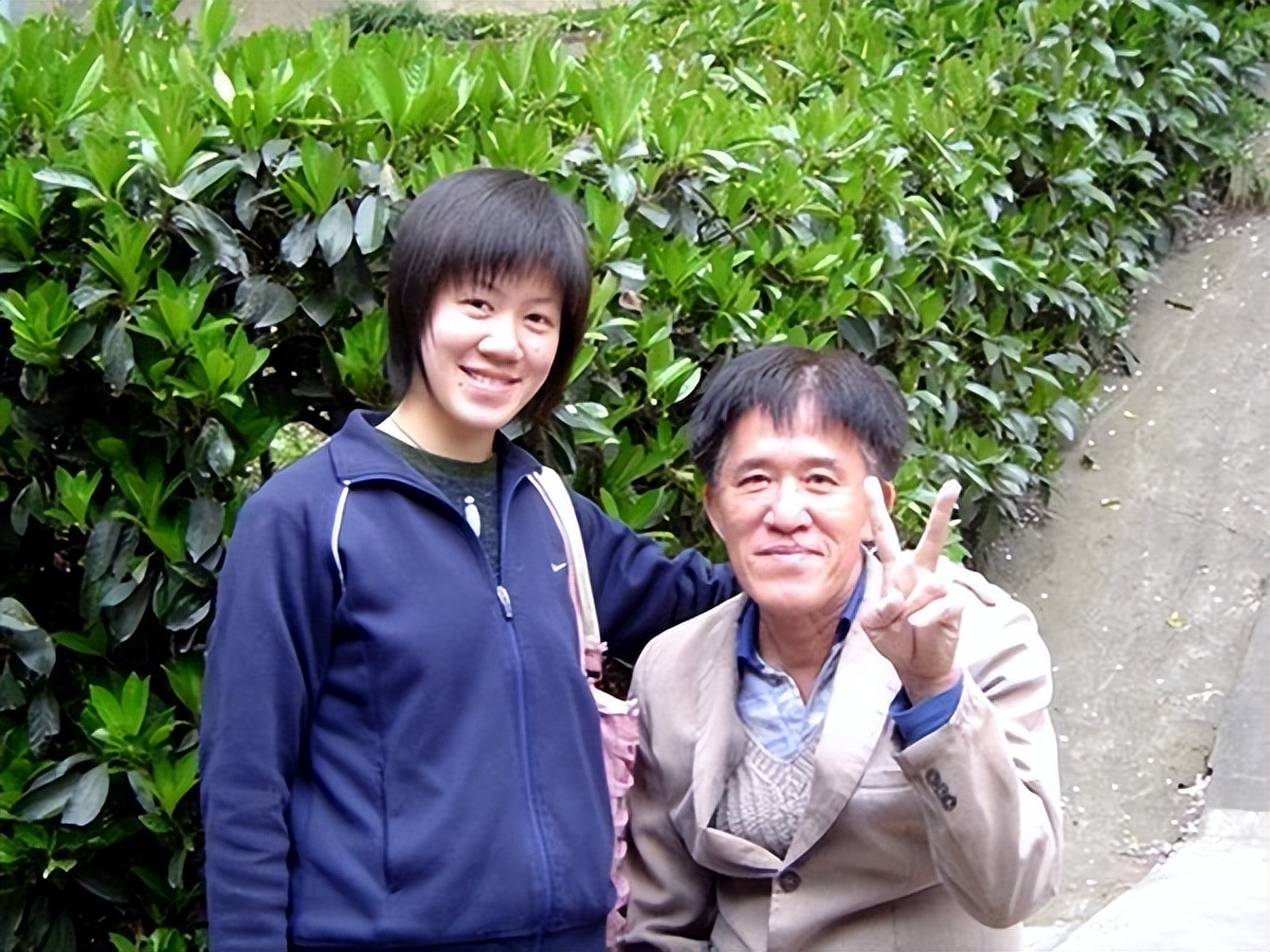 17年前，与瘫痪父亲相依为命、高考763分的广西女孩，后来如何？