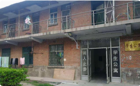 全国“寒酸”大学宿舍排名，越看越扎心，堪比真人版“荒野求生”