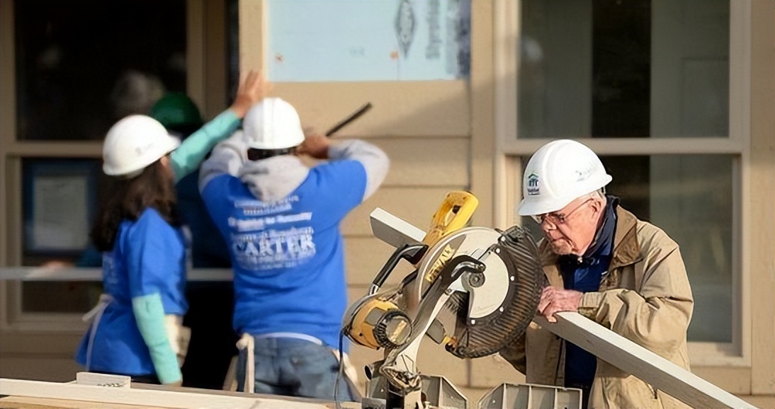 美国“最差”总统卡特：自称差点被解放军俘虏，98岁仍在工地盖房