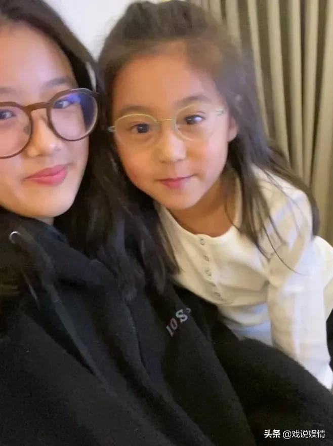 咘咘甜蜜亲吻姐姐梧桐妹，贾静雯同母异父的三个女儿感情超好