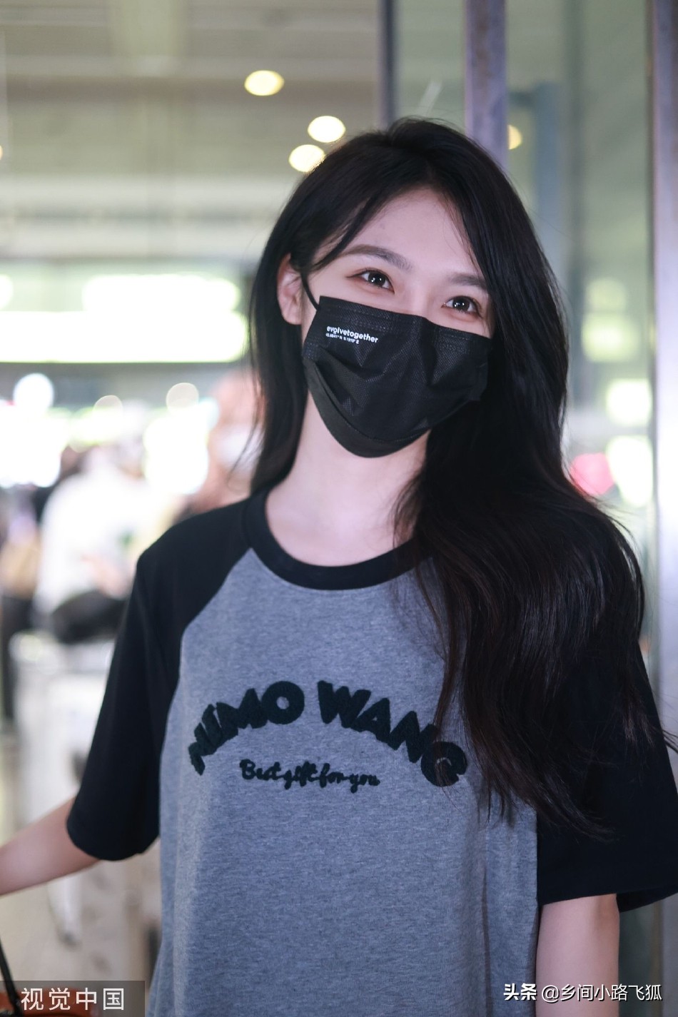 SNH48宋昕冉现身火车站 穿灰色T恤搭牛仔裤清爽休闲