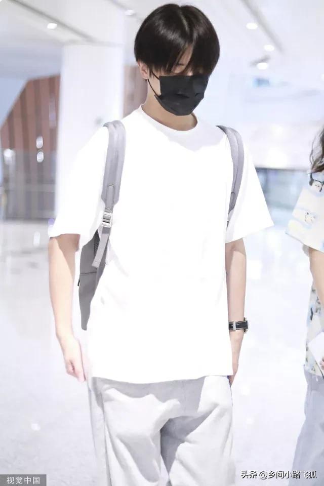 INTO1成员伯远机场出发 留中分发型造型清爽