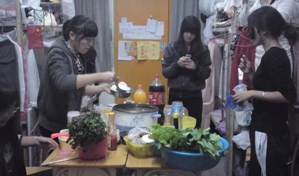 西北大学禁止学生食堂就餐，每个寝室派代表打饭，“饭桶”成亮点