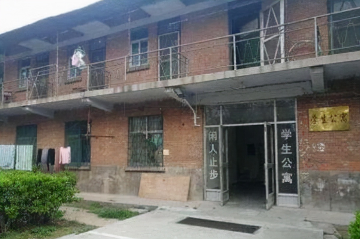 大学宿舍“寒酸度”排名，上学堪比荒野求生，部分照片引学生不适