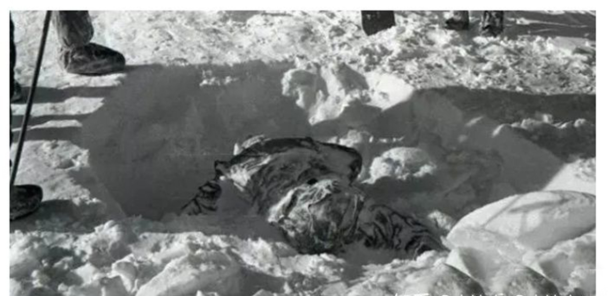 1959年登山事故，9名滑雪客离奇身亡，遗体被辐射，频现怪异线索