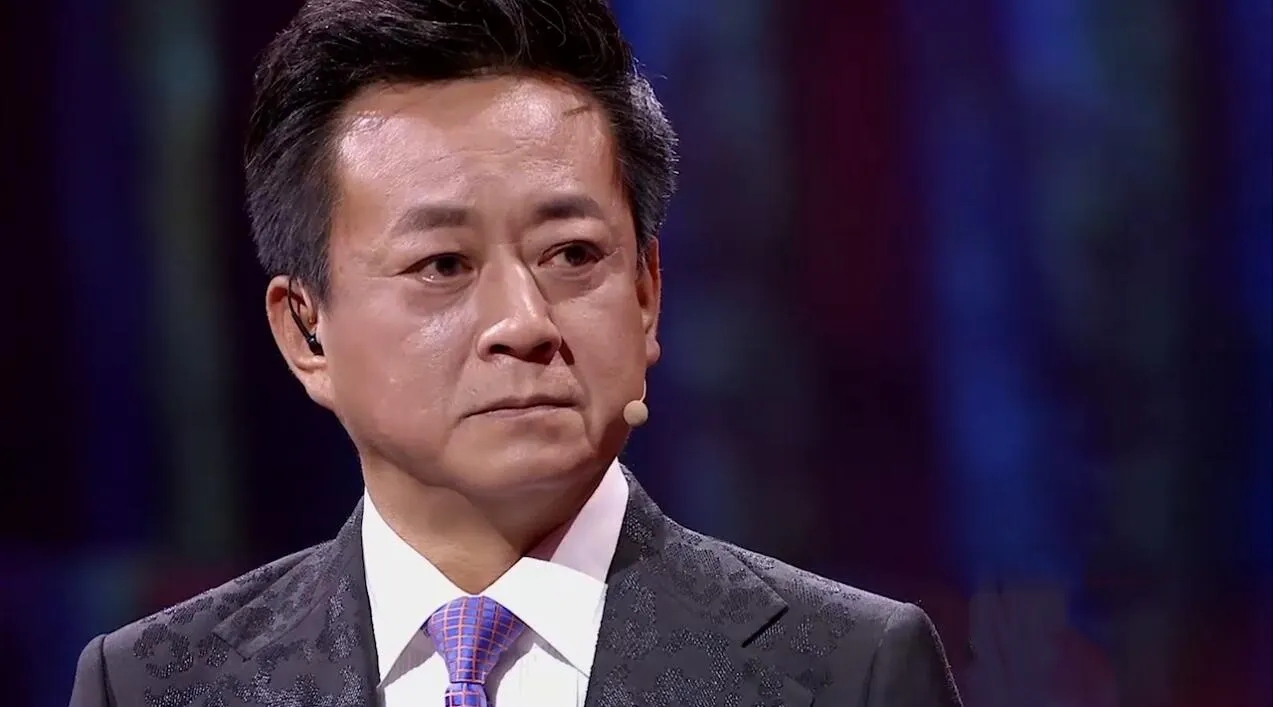 主持人抢话、演员笑场，这8届央视春晚的失误，堪称“灾难现场”