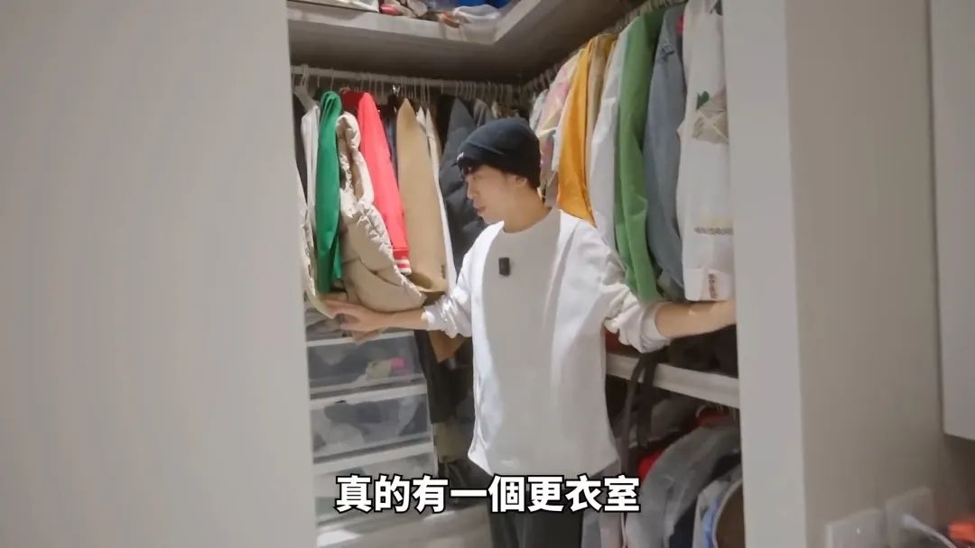 34岁著名主持人出道11年，却蜗居59㎡老破小，网友：这么寒酸？