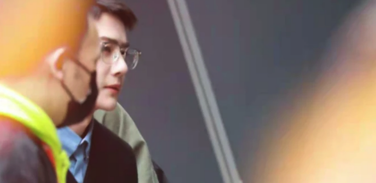 同样是“眼镜造型”，把肖战王一博和吴启华放一起，差距就出来了