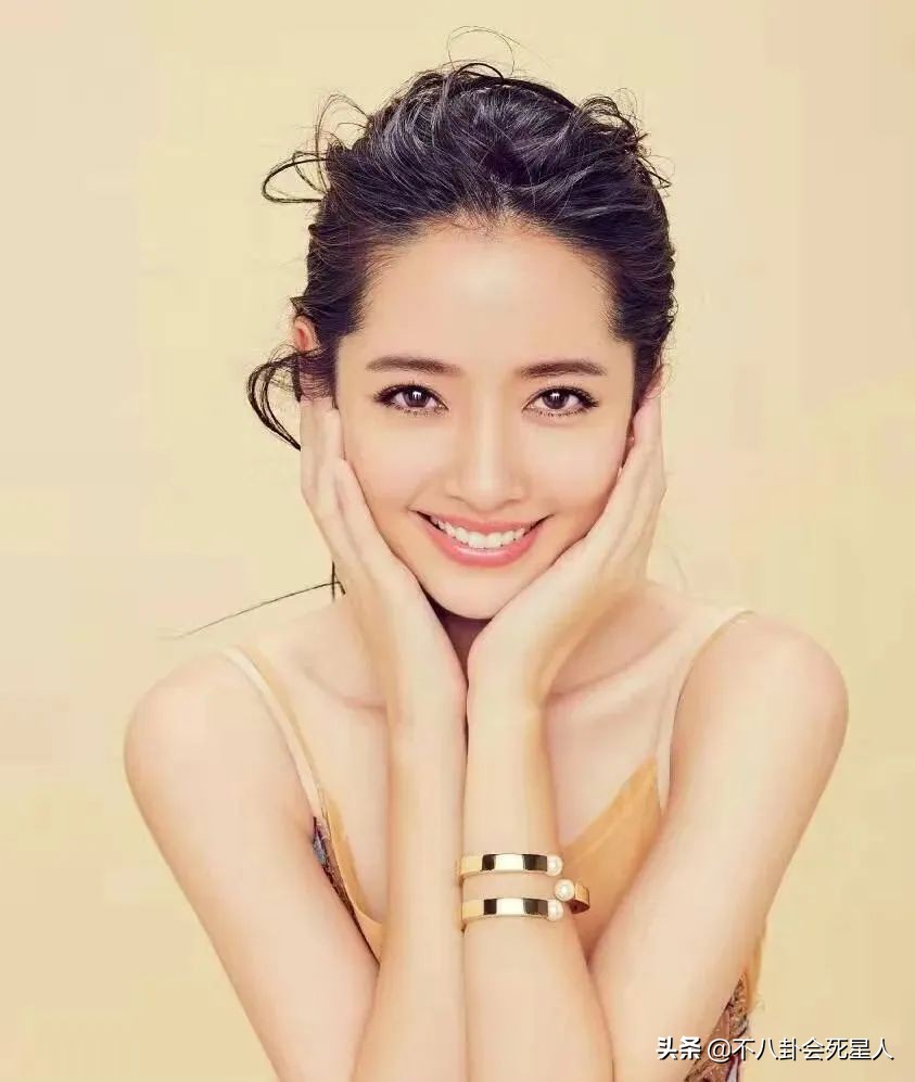五官好看，“吃亏”在脸上，热巴脸颊凹陷，鞠婧祎颧骨突出