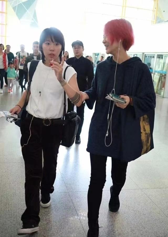 窦靖童美貌输同父异母妹妹，窦佳嫄染渐变发抢风头，气质更像王菲