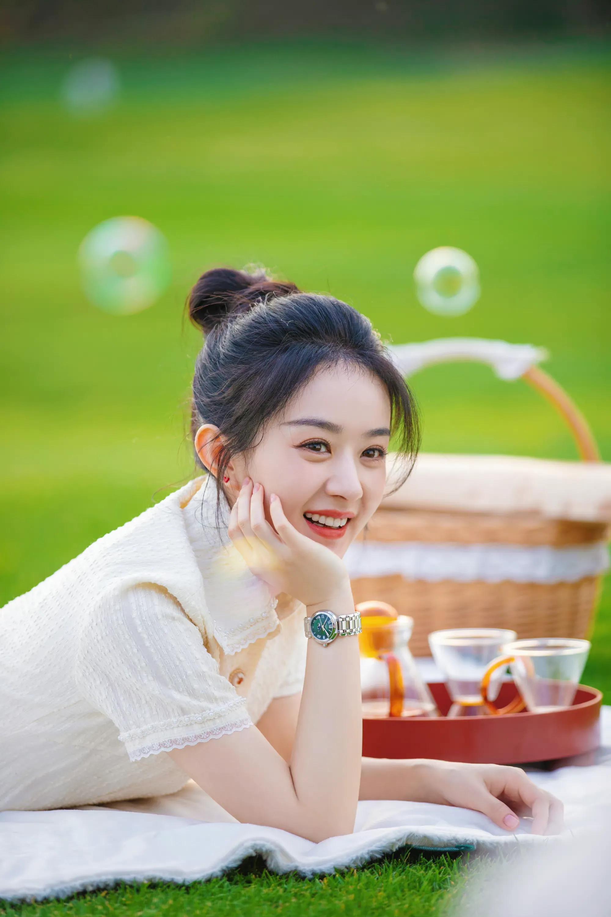 赵丽颖最新九宫格露营大片，丸子头造型少女感十足