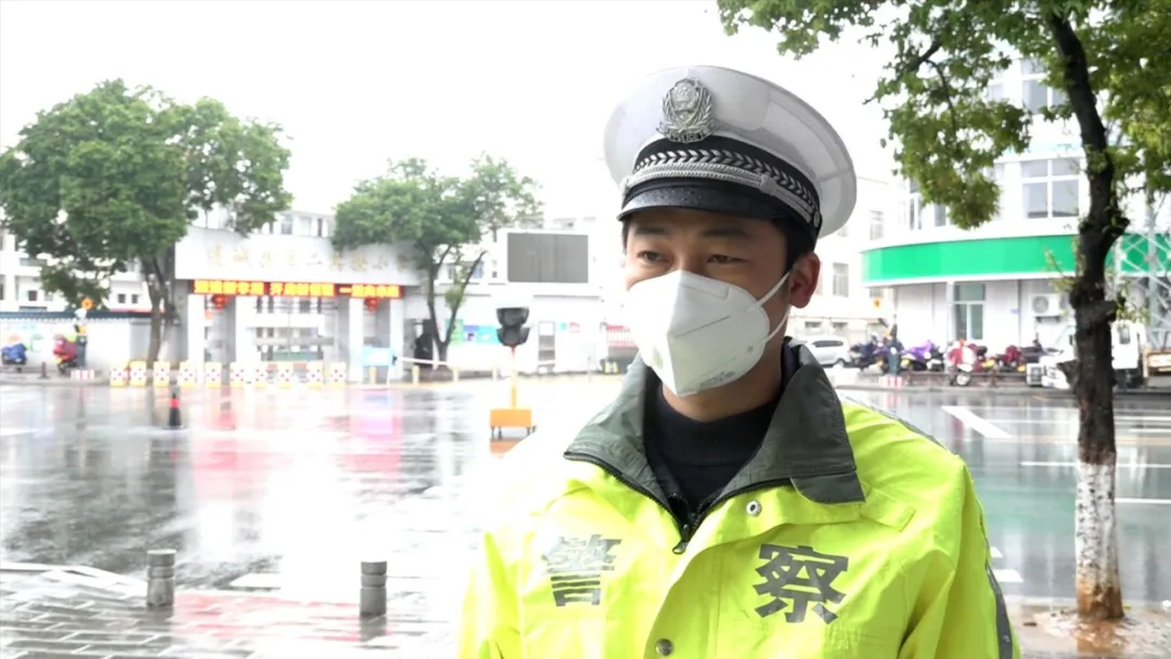 春季開學第一天 連城交警全力護學保平安