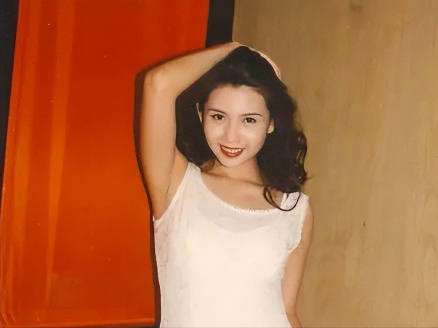 54岁邱淑贞为好友庆生罕露脸，戴名表钻戒显贵气，气质优雅高贵