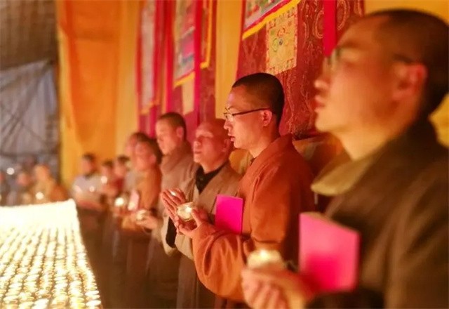 30名学霸不顾家人反对，集体皈依佛法，是逃避现实还是修行佛法？