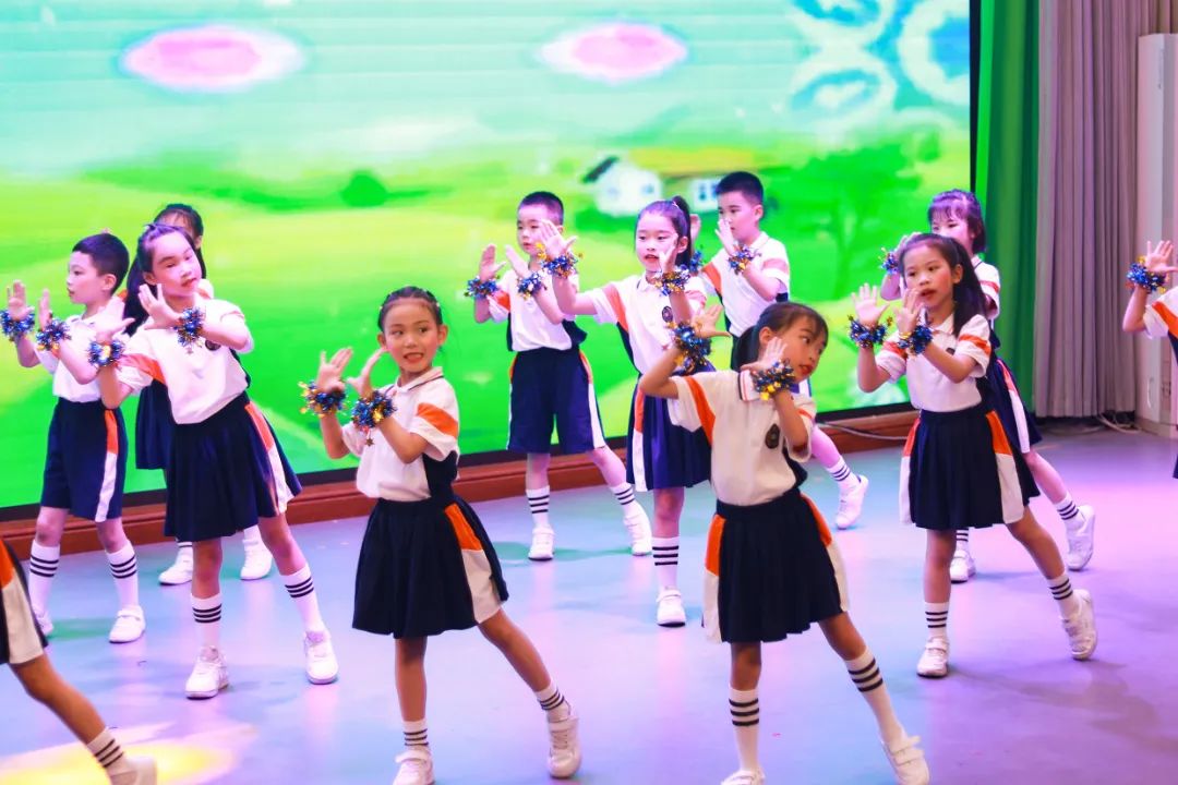 天府新区华阳实验小学举行“童星耀五月·艺术绽花开”群舞比赛
