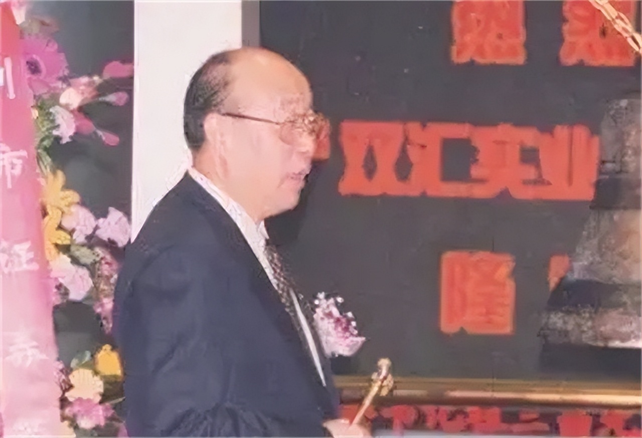 雙匯董事長被長子舉報(bào)，與小36歲秘書姘居20年，35億美元流向美國