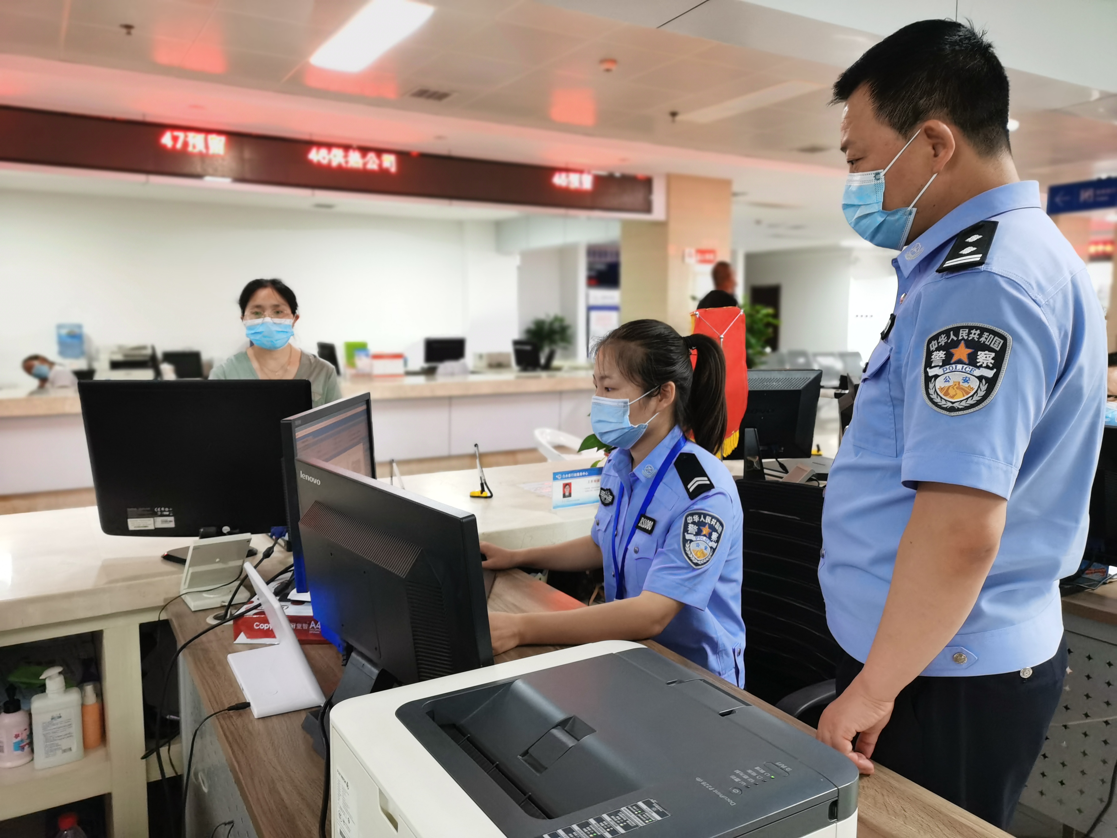 白水公安交警一把手走流程坐窗口跟执法体验式服务