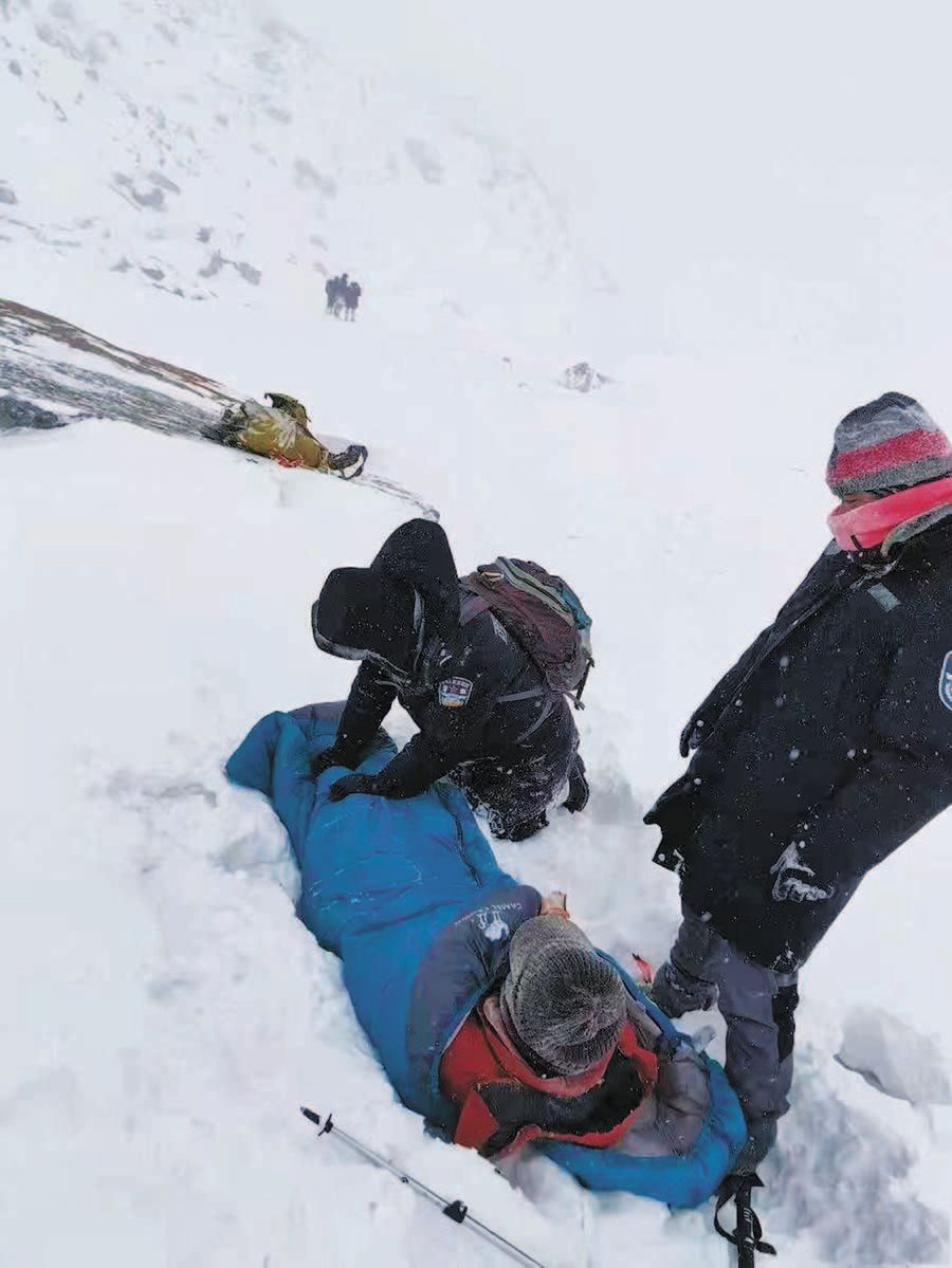 西藏神山有多危险？探险游客2死3伤，118名搜救者有很多人被冻伤