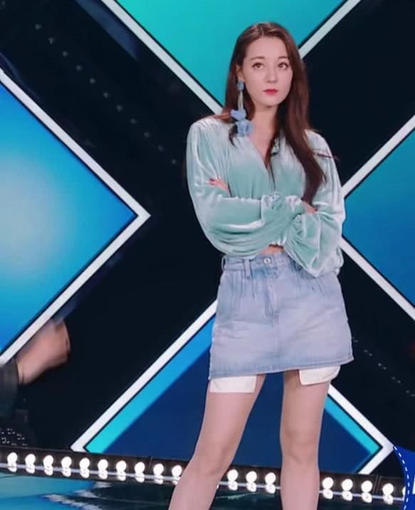 迪丽热巴连体皮裤显臃肿,网友:还以为胖了10斤呢?