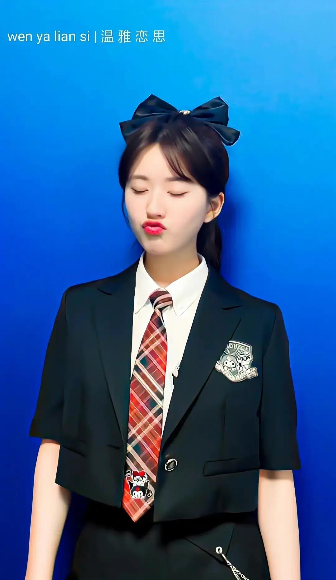 赵露思妥妥校花穿搭，笑容怎么那么好看