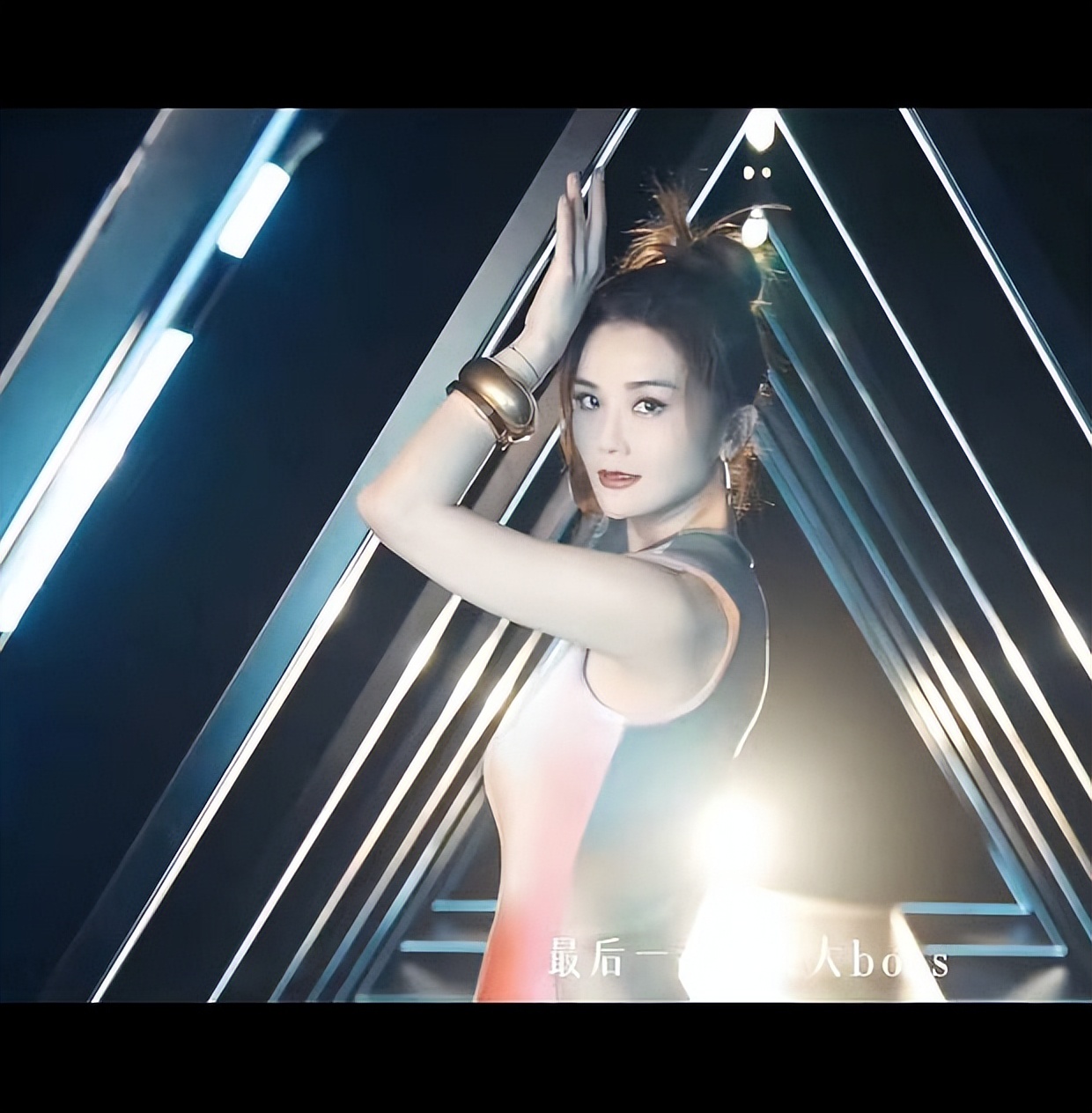 《浪姐3》未来感视频 王心凌发型减龄阿娇长裙绰约