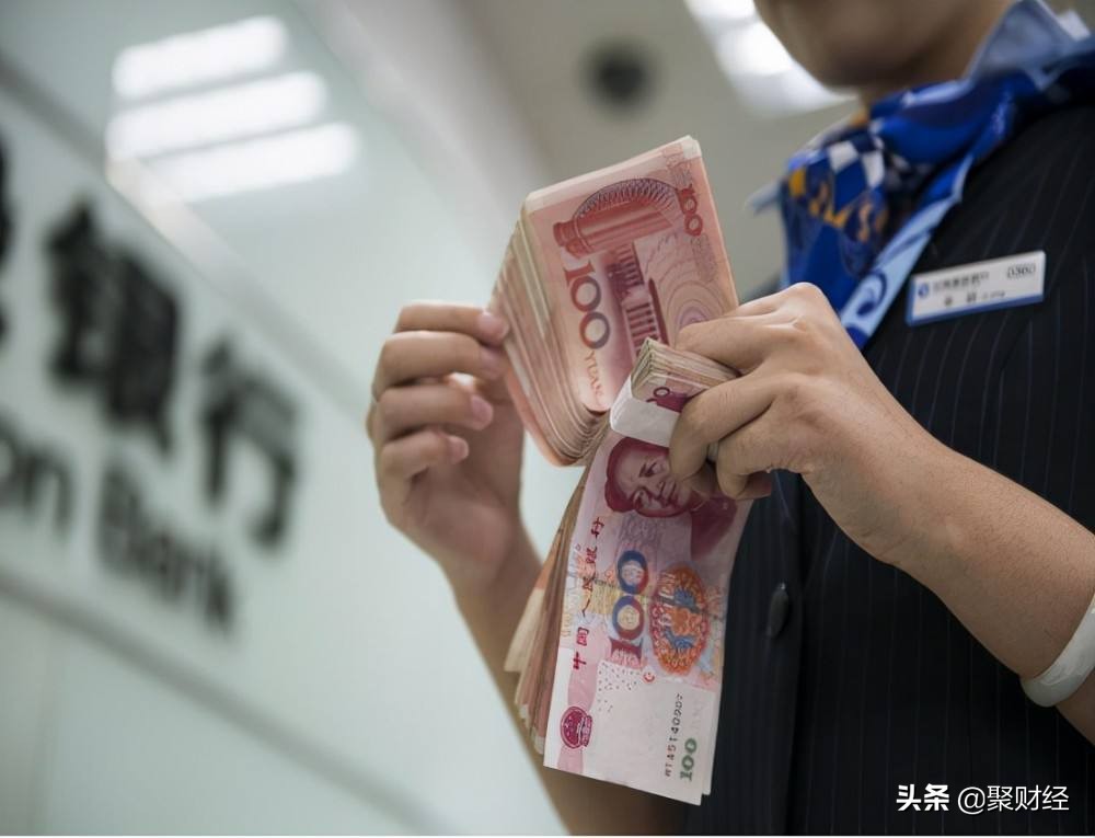 把钱放银行存定期，为何工作人员建议存1年，而不是存3年呢？