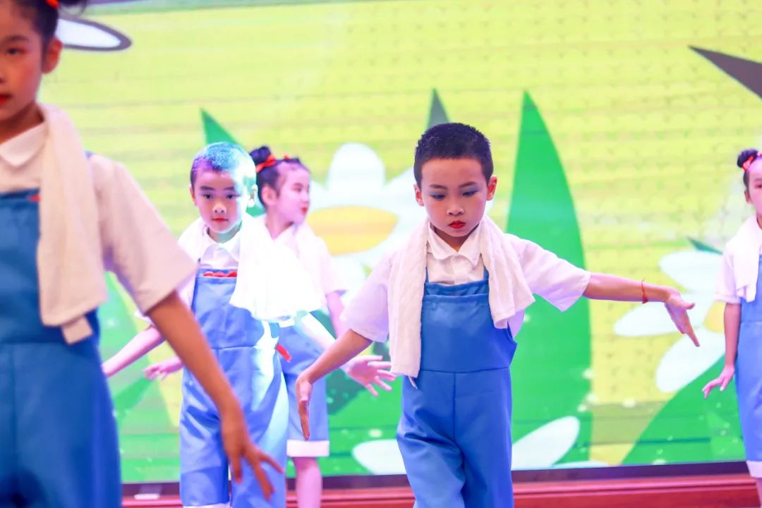 天府新区华阳实验小学举行“童星耀五月·艺术绽花开”群舞比赛