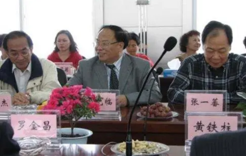 2006年，武汉一大学校长敛财数百万藏床下，工作人员清点了4小时