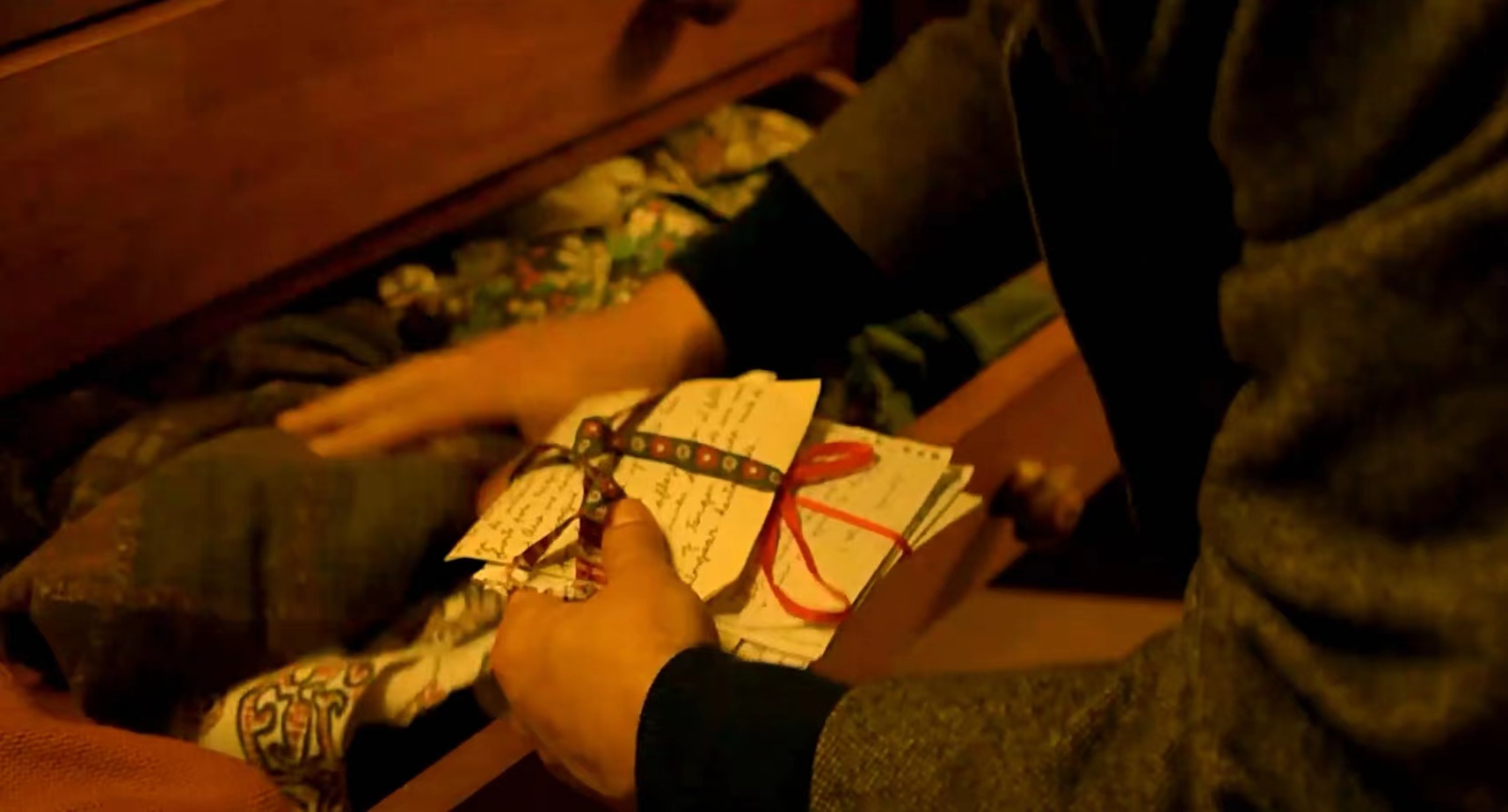 《谜一样的双眼》：与杀妻凶手无交流一起生活了25年，男子：复仇