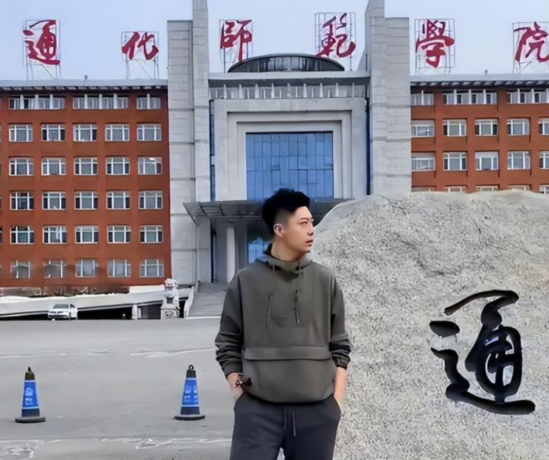 吉林某高校男老师火了，长相帅气又有才华，女同学抢着去上课