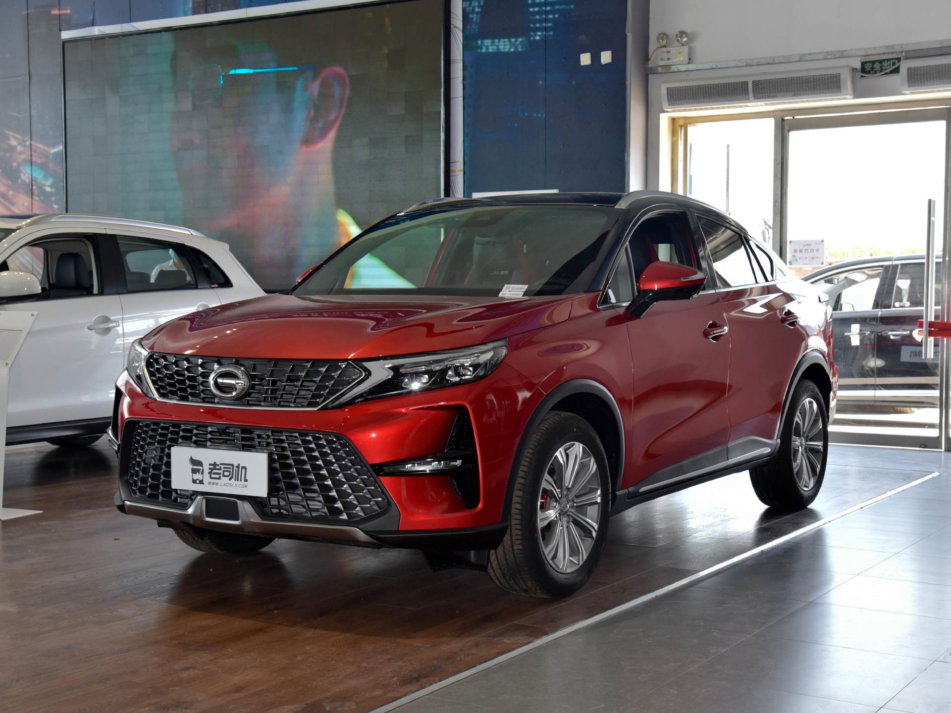 说到跨界风格轿跑suv,大多数人第一时间想起的是宝马x6,它的外观表现