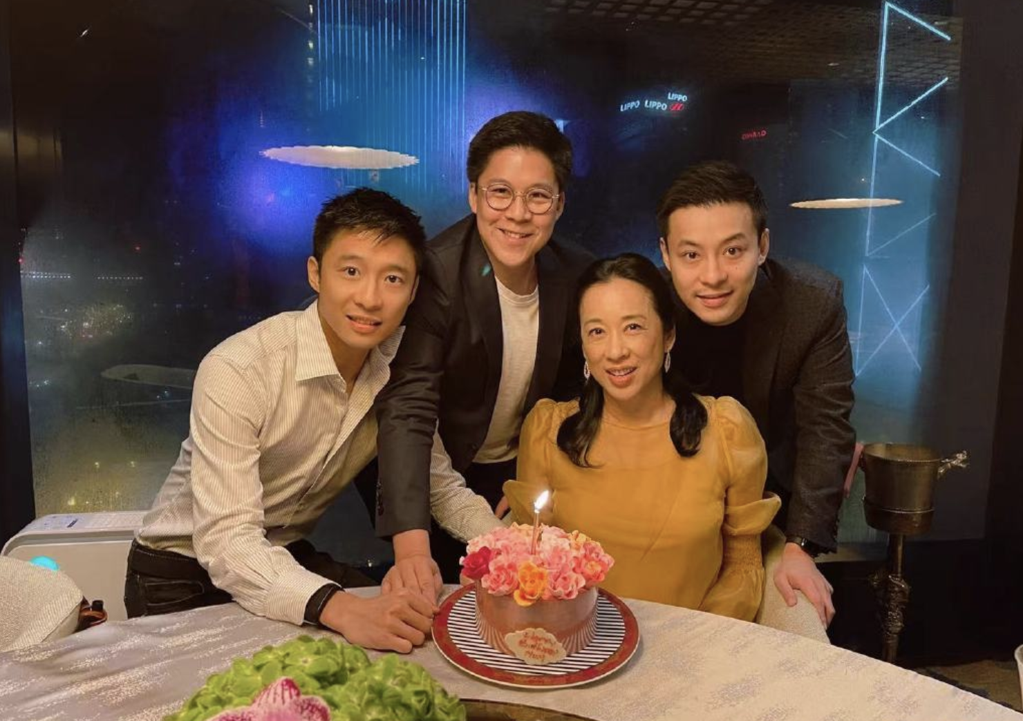 霍启刚带郭晶晶和儿子街头拉选票，亲弟弟一同现身帮宣传尽心尽力