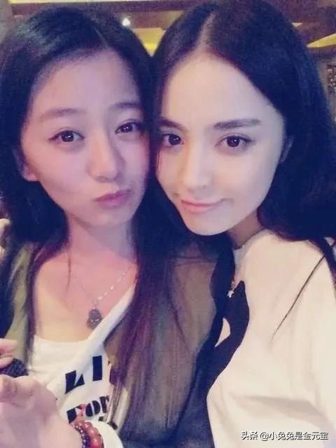 娜扎大学生时期 ​​​跟朋友们的合照