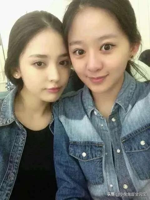 娜扎大学生时期 ​​​跟朋友们的合照