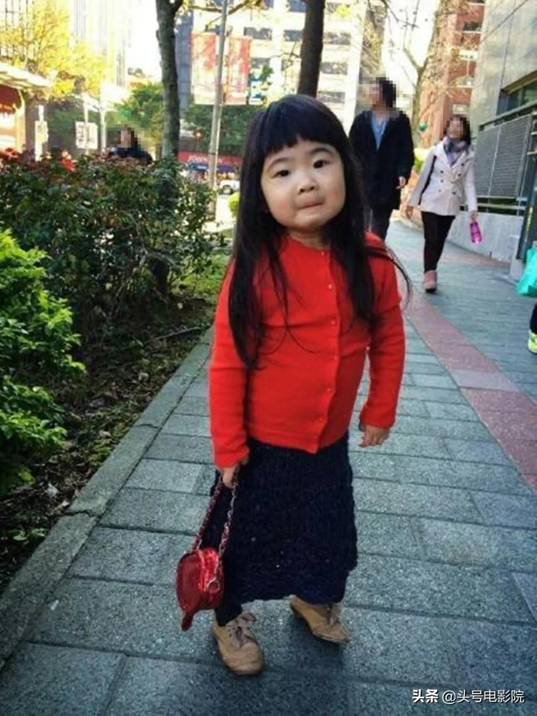 黄多多16岁戴金链涂眼影,爸爸萌娃早熟!曹格女儿11岁露肩画眼线