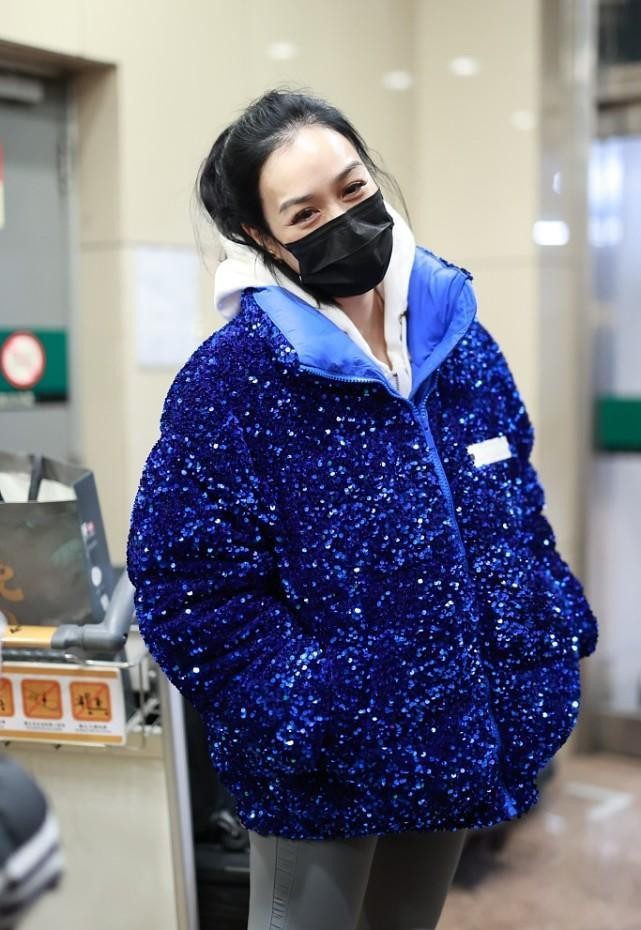 钟丽缇和女儿同框似“姐妹”，亮片羽绒服配白靴，看腿可真瘦